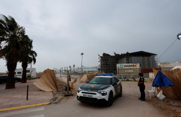 Ráfagas de viento derriban estructuras durante festival en Cullera, España; al menos un muerto y 40 heridos