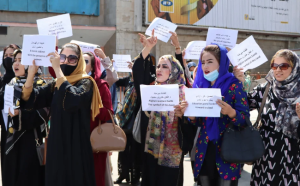 Talibanes dispersaron a balazos una protesta de mujeres en Kabul