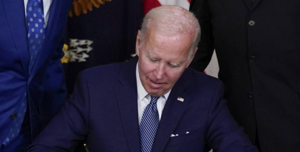 Firma Joe Biden histórica ley de clima y salud