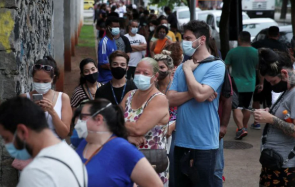 Brasil batió de nuevo su récord de contagios y superó los 200.000 casos diarios