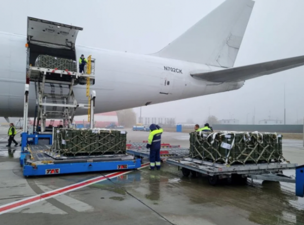 Llegan a Ucrania 90 toneladas de armas y municiones proporcionadas por EU para defenderse de Rusia