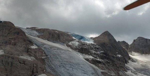 Mueren 5 excursionistas en desprendimiento de trozo glaciar en Italia; hay más desaparecidos