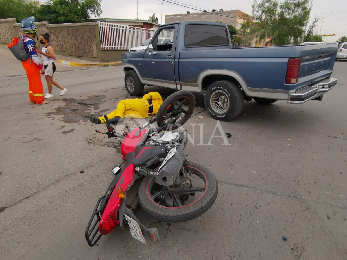 Impacta motociclista contra pick-up en el Lombardo Toledano