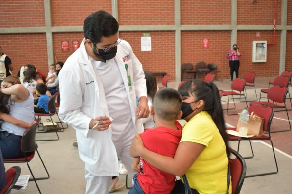 Más de 8 mil niñas y niños de 6 años de edad reciben su primera vacuna pediátrica en Chihuahua capital