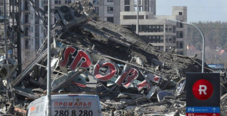 Reportan ocho muertos en bombardeo de Rusia a centro comercial de Ucrania