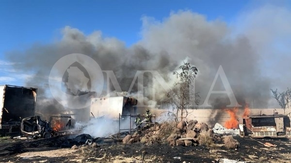 Arden cajas de tráiler en terreno al norte de la ciudad