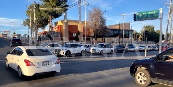 Caos vial por falta de semáforos en Juventud y Haciendas del Valle; la policía vial ni sus luces