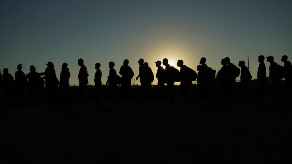 Registran cifras récord de migrantes que cruzaron la frontera sur de EU en un solo día