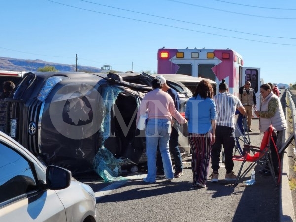 Tres lesionados tras fuerte volcadura en la carretera a Delicias