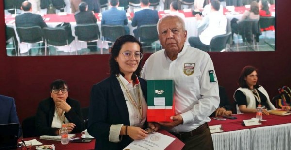Migración niega haber pagado las cajas de chocolate de Finca Rocío que Francisco Garduño regaló en un evento oficial