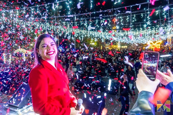 Llega la navidad a Meoqui, Miriam Soto y cientos de familias iluminan el Árbol Navideño