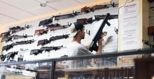 Investigación revela red de tráfico que suministró armas de grado militar al CJNG desde una ciudad industrial en Wisconsin