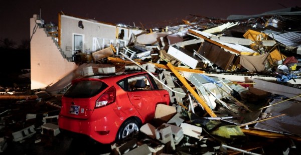 Al menos tres personas murieron tras el paso de varios tornados en Tennessee