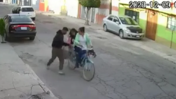 A golpes de bolsa y empujones, mujer impide el rapto de su hija en Ecatepec, Estado de México