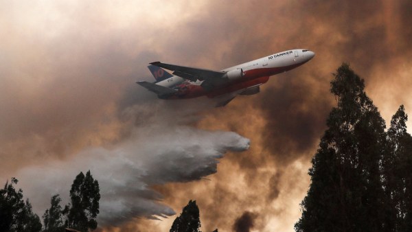 Cientos de evacuados en Chile por un voraz incendio forestal