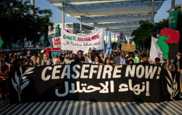 Cientos de personas marchan en la COP28 para pedir un alto el fuego en Gaza