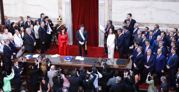 Milei arremete contra el kirchnerismo en su primer discurso como presidente: “Damos por terminada esta triste historia de decadencia”