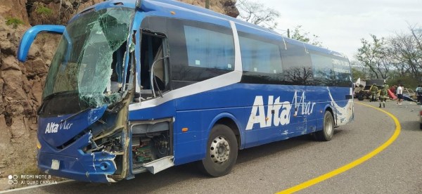 Murieron cinco personas tras chocar un autobús en carretera de Guerrero