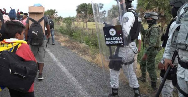Guardia Nacional e INM intentan impedir el avance de 3 mil personas del “Viacrucis del migrante” por Oaxaca y desviarlos a Veracruz