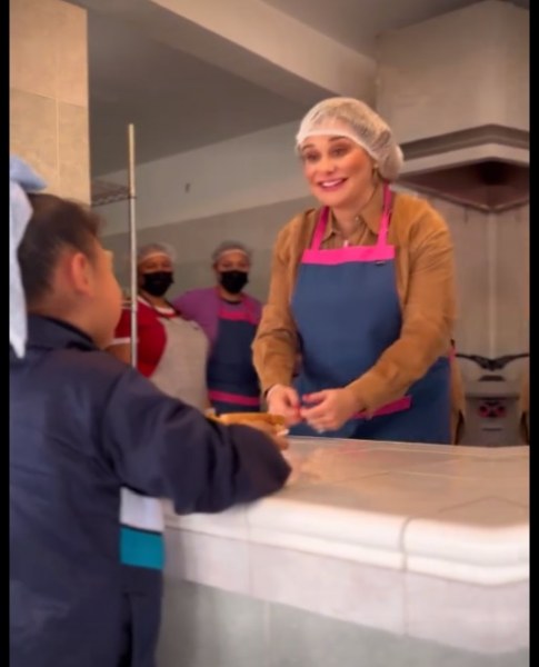 Visita Maru escuela primaria Carmen Serdán de Juárez y prepara almuerzo a niños