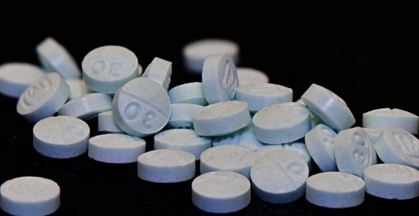 Legisladores de EU acusan que China subsidia la producción de fentanilo