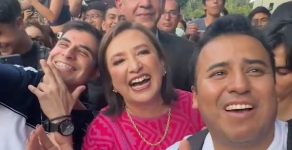 Xóchitl Gálvez visita la Universidad de Guadalajara en medio de muestras de apoyo y protestas