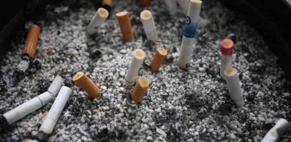 Reino Unido prohibirá comprar tabaco de por vida a los nacidos después de 2009
