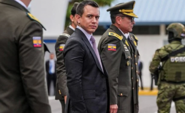 Presidente de Ecuador vincula polémica con México a la consulta popular de este fin de semana