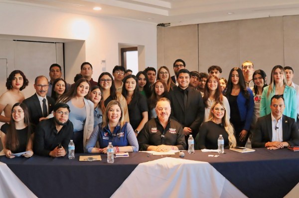 Se comprometen Mario Vázquez y Daniela Álvarez con los jóvenes por un México con más oportunidades