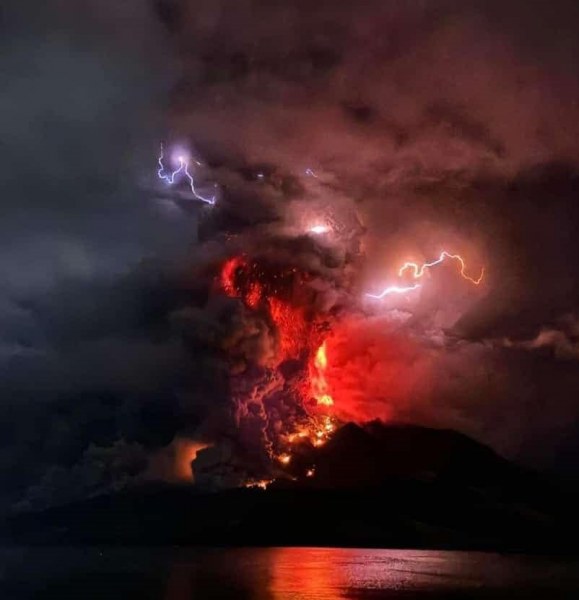 Impresionante erupción volcánica obliga a evacuaciones y cierra aeropuerto por ceniza en Indonesia