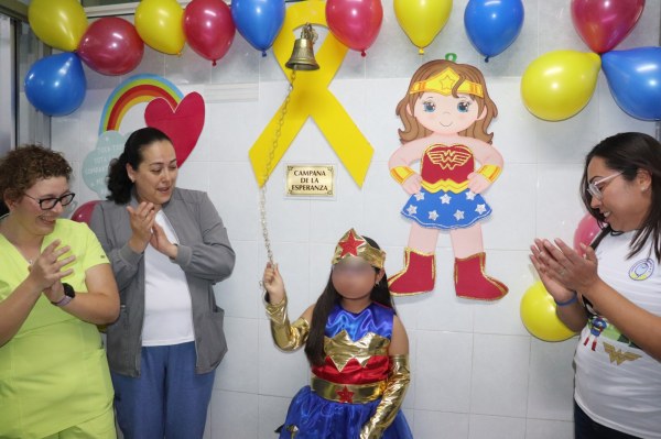 Niña de 6 años vence al cáncer y toca “Campana de la Esperanza”
