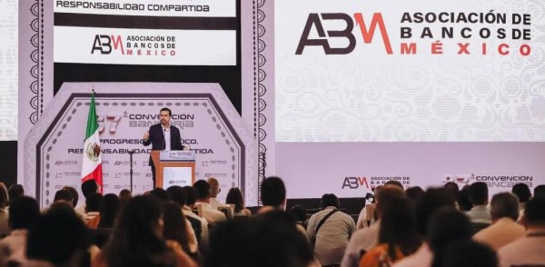 Álvarez Máynez propone ante banqueros aprovechar el Nearshoring para México