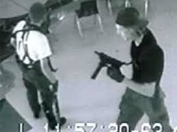 25 años de Columbine: la masacre que puso en primera línea el debate sobre las armas de fuego en EU