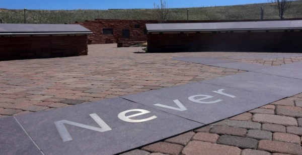Columbine recuerda a víctimas de tiroteo masivo en una escuela en medio de críticas por feria de armamento