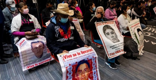 AMLO ofrece recompensar con nueva Ley de Amnistía a quienes den información sobre los estudiantes desaparecidos de Ayotzinapa
