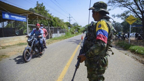 Gobierno de Colombia confirma el inicio de diálogos con una disidencia de las FARC