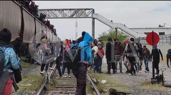 Arriban cientos de migrantes en tren a Ciudad Juárez durante la tarde de este miércoles