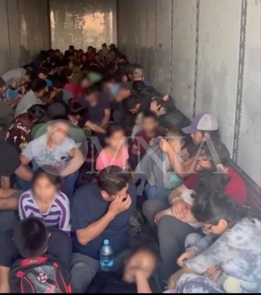 Detiene FGE tráiler en carretera Juárez, transportaban a 139 migrantes