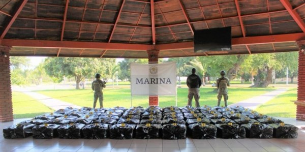 Semar decomisa tres toneladas de cocaína en paquetes que flotaban frente a costas de Michoacán