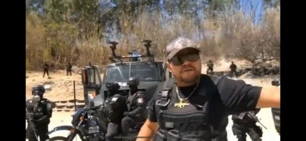 Separan del cargo a tres mandos de la policía de Oaxaca por uso de patrullas, personal y armas para grabar un video con un cantante de narcocorridos