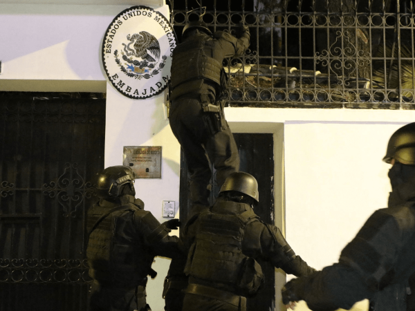 Fiscalía de Ecuador abre investigación contra el diplomático que defendió la Embajada de México