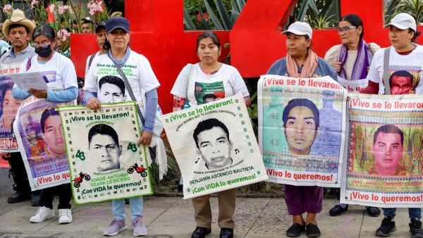 Padres de normalistas de Ayotzinapa iniciarán jornada de protestas este viernes