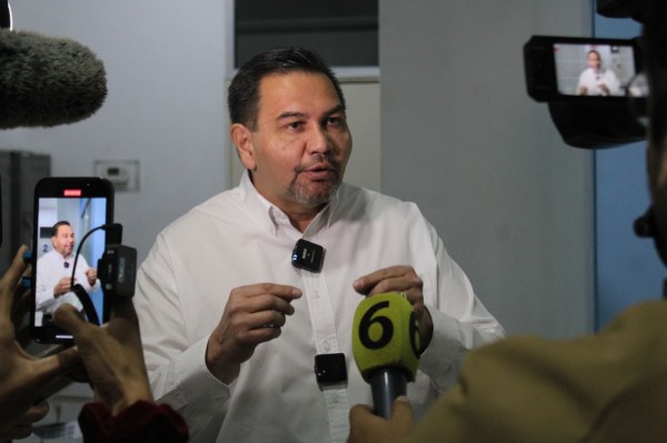 Óscar Ibáñez representante de Maru, hace campaña desde su cargo; debe pedir licencia: Cruz Pérez Cuéllar