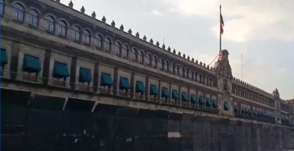 López Obrador justifica blindaje de Palacio Nacional ante protestas por desaparecidos de Ayotzinapa: “Hay muchos provocadores”