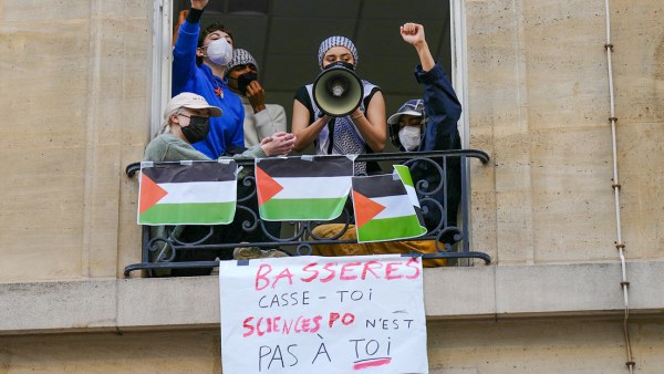 Estudiantes vuelven a bloquear una universidad de París en apoyo a Palestina