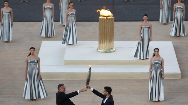 Los organizadores de París 2024 reciben en Atenas la llama olímpica, que llegará por mar a Francia dentro de 12 días