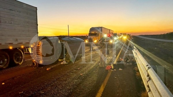 Desemboca congestionamiento vial volcadura de Jeep en la carretera Chihuahua-Delicias