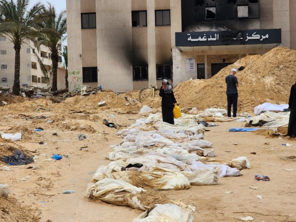 ¿Qué se sabe de los entierros masivos en dos hospitales de Gaza?