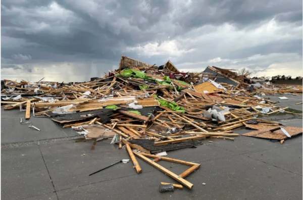 Tornados devastadores arrasan casas en Nebraska e Iowa mientras continúa la amenaza de tormenta