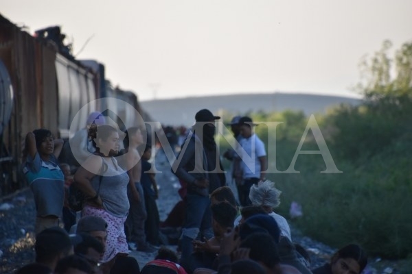 Siguen varados migrantes en la intemperie, solicitan ayuda alimentaria